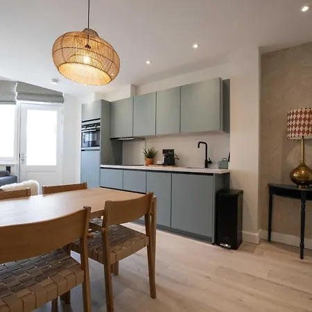 Modern Two Bedroom Close To The 海牙