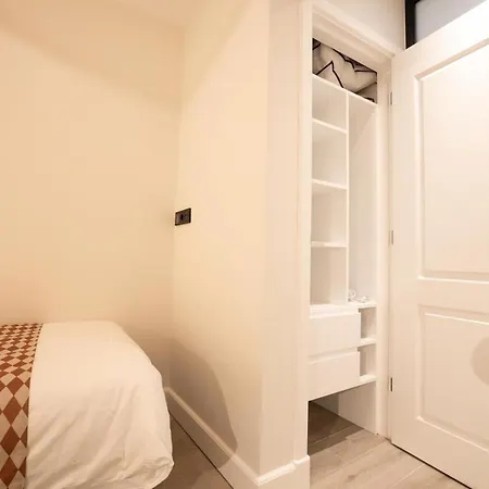 Modern Two Bedroom Close To The Hotel apartamentowy