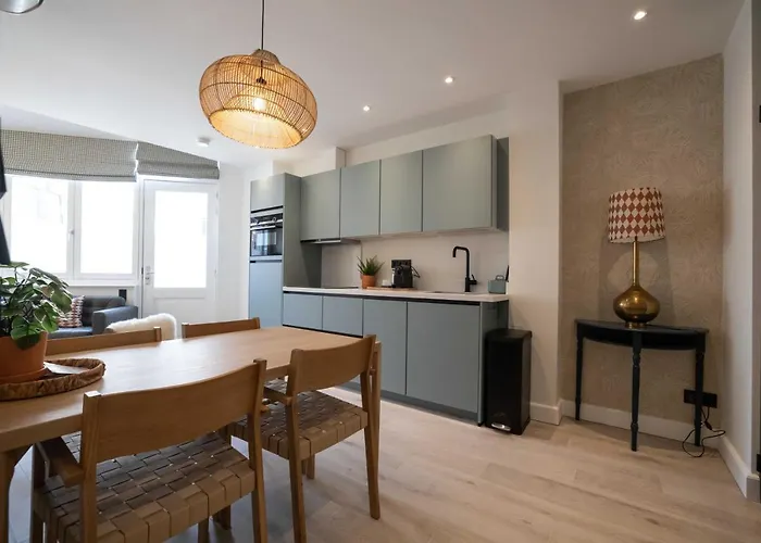 Modern Two Bedroom Close To The Haag