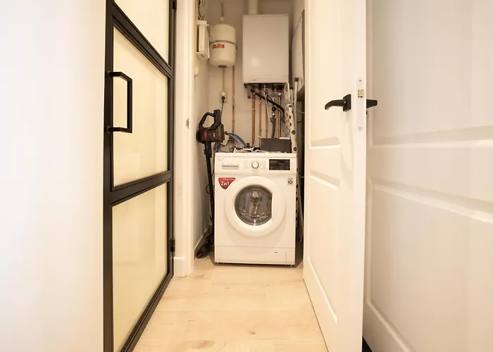 Aparthotel Modern Two Bedroom Close To The