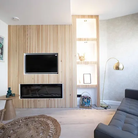아파트호텔 Modern Two Bedroom Close To The